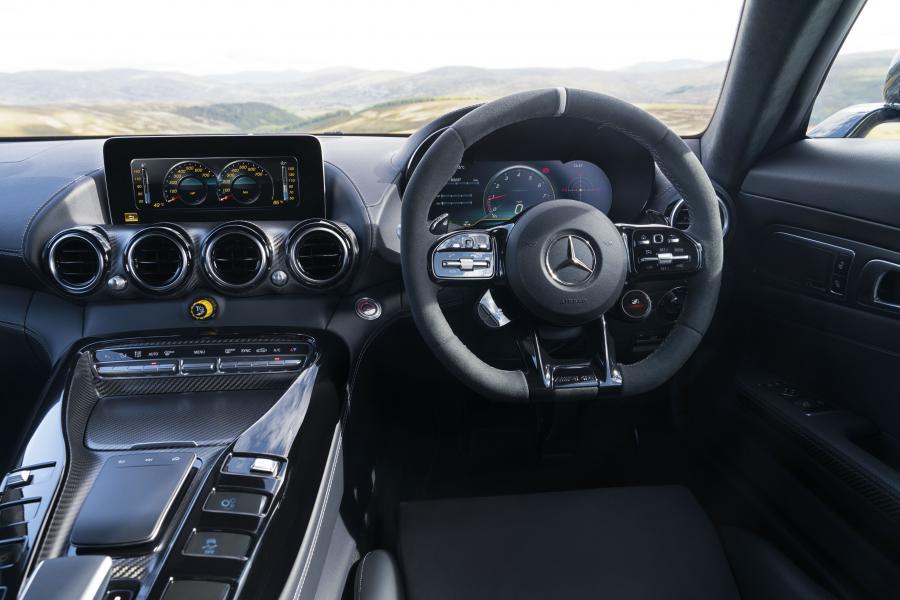 Торпедо Mercedes-AMG GT R PRO (C190) 2019 года  (UK) (фото 12 из 40)